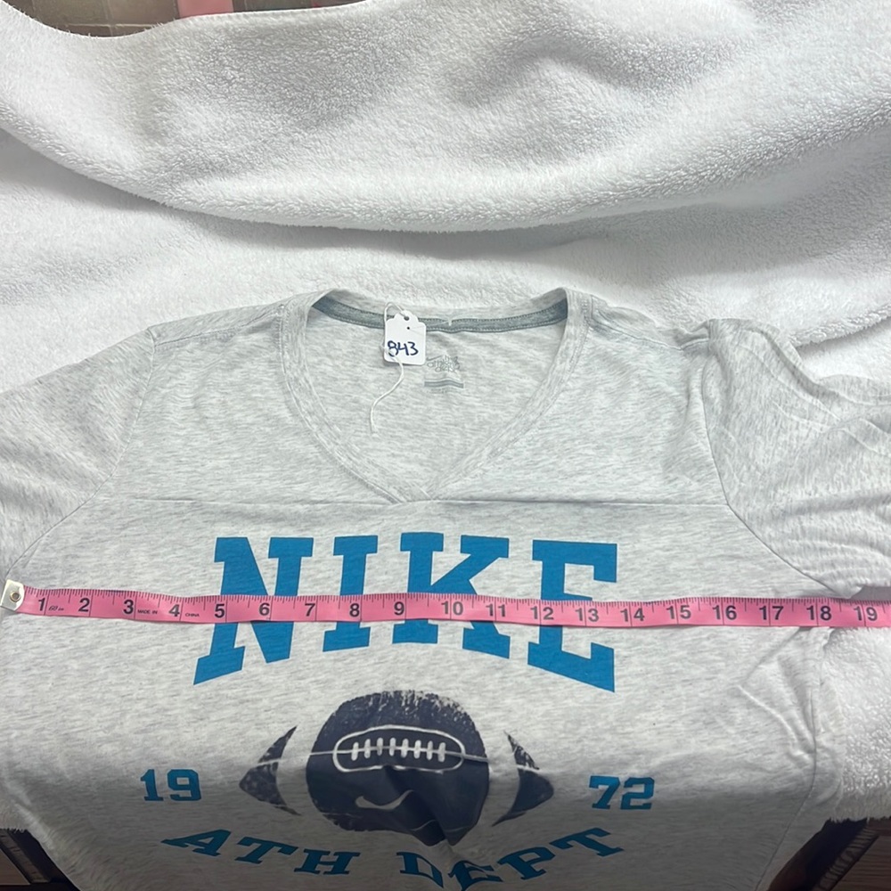 NWOT NIKE TEE SIZE L